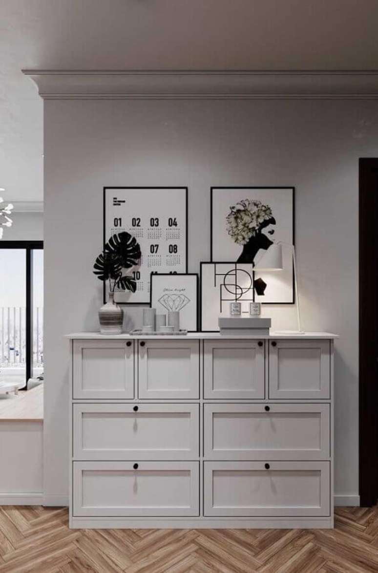 55. Quadros de parede e c&ocirc;moda alta branca para decora&ccedil;&atilde;o de corredor &ndash; Foto: Pinterest