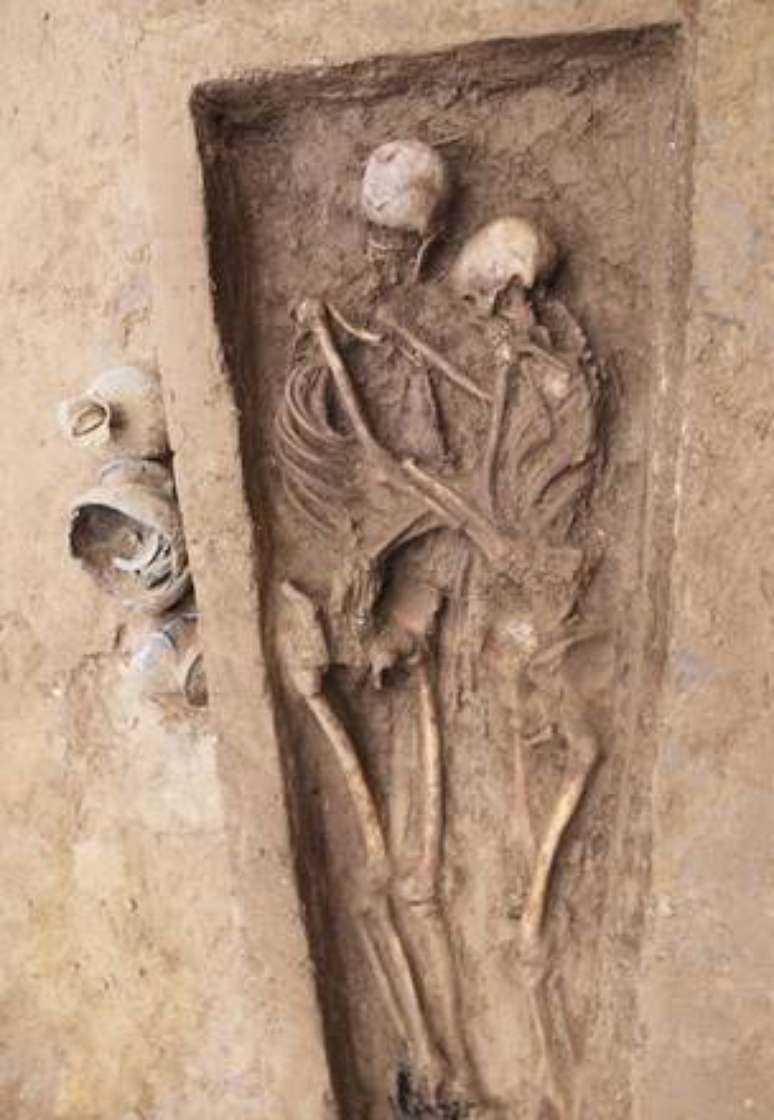 Casal abraçado foi enterrado há mais de 1,6 mil anos em Datong, na China