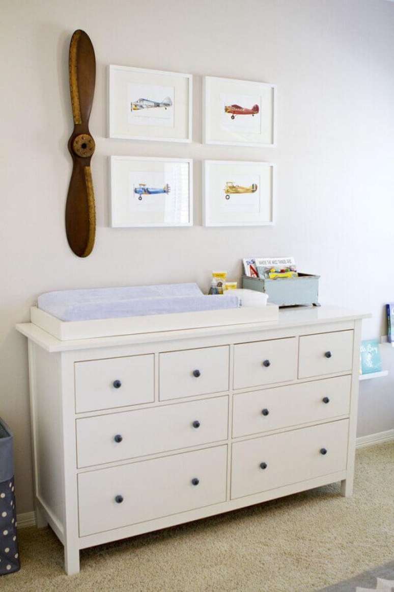 18. Cômoda branca com trocador para decoração de quarto de bebê – Foto: Home Fashion Trend