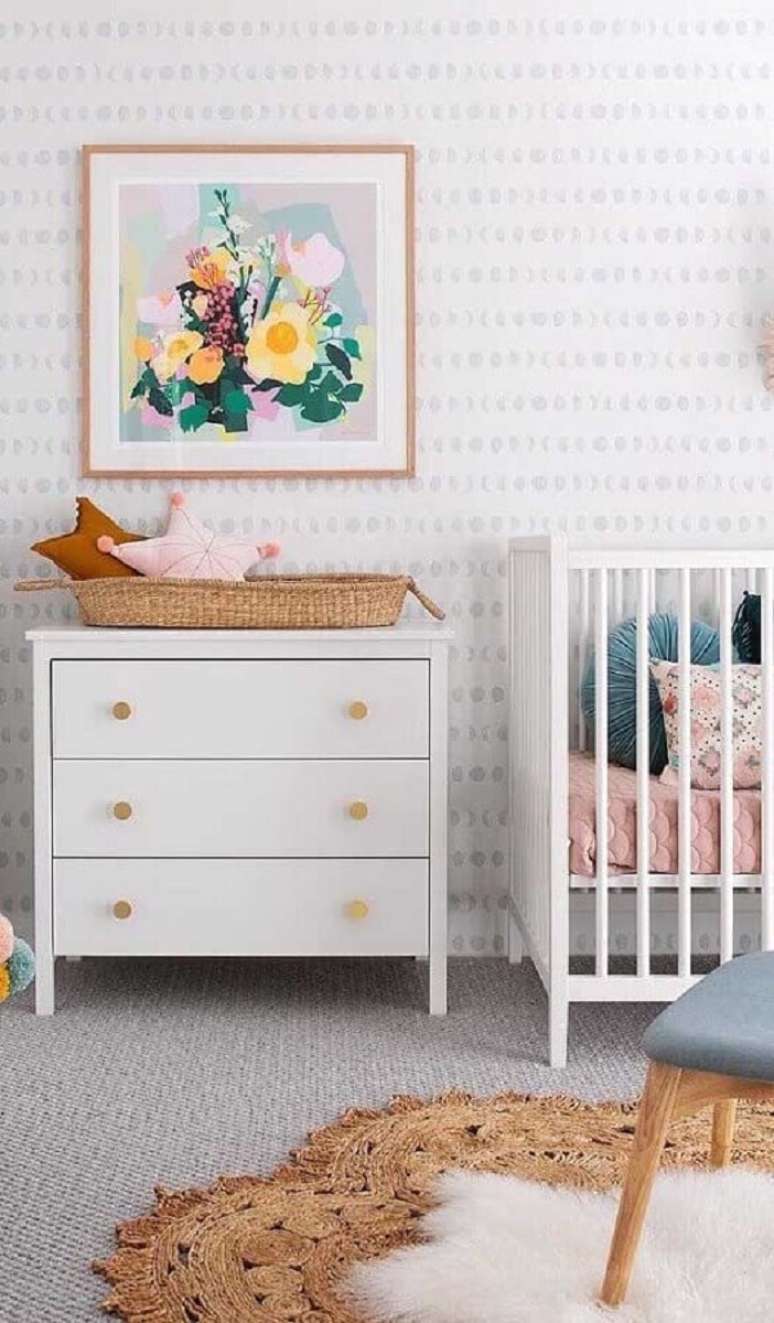 29. Cômoda branca pequena para quarto de bebê decorado com papel de parede delicado – Foto: Jeito de Casa