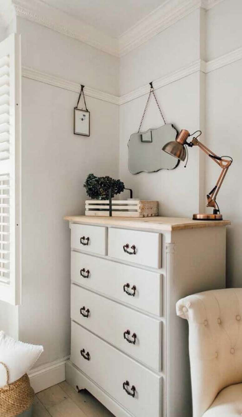 46. Decoração de quarto simples com cômoda branca antiga – Foto: Pinterest