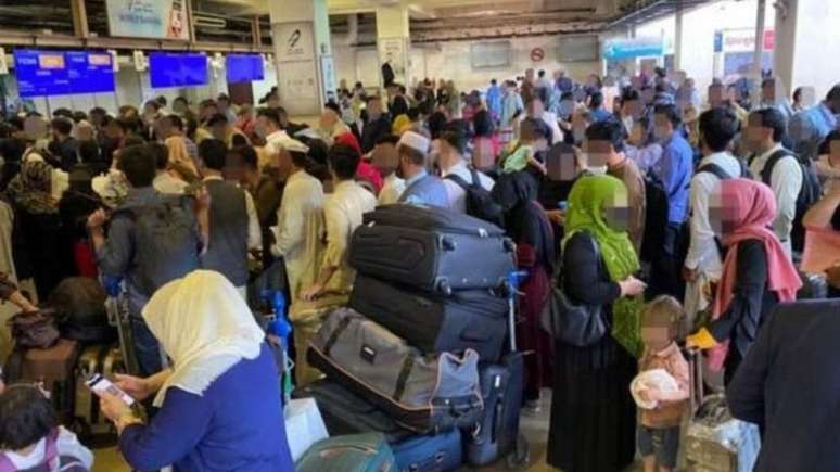 Aeroporto de Cabul foi tomado pelo caos, a medida em que milhares tentam fugir do país com medo de retaliações do Talebã