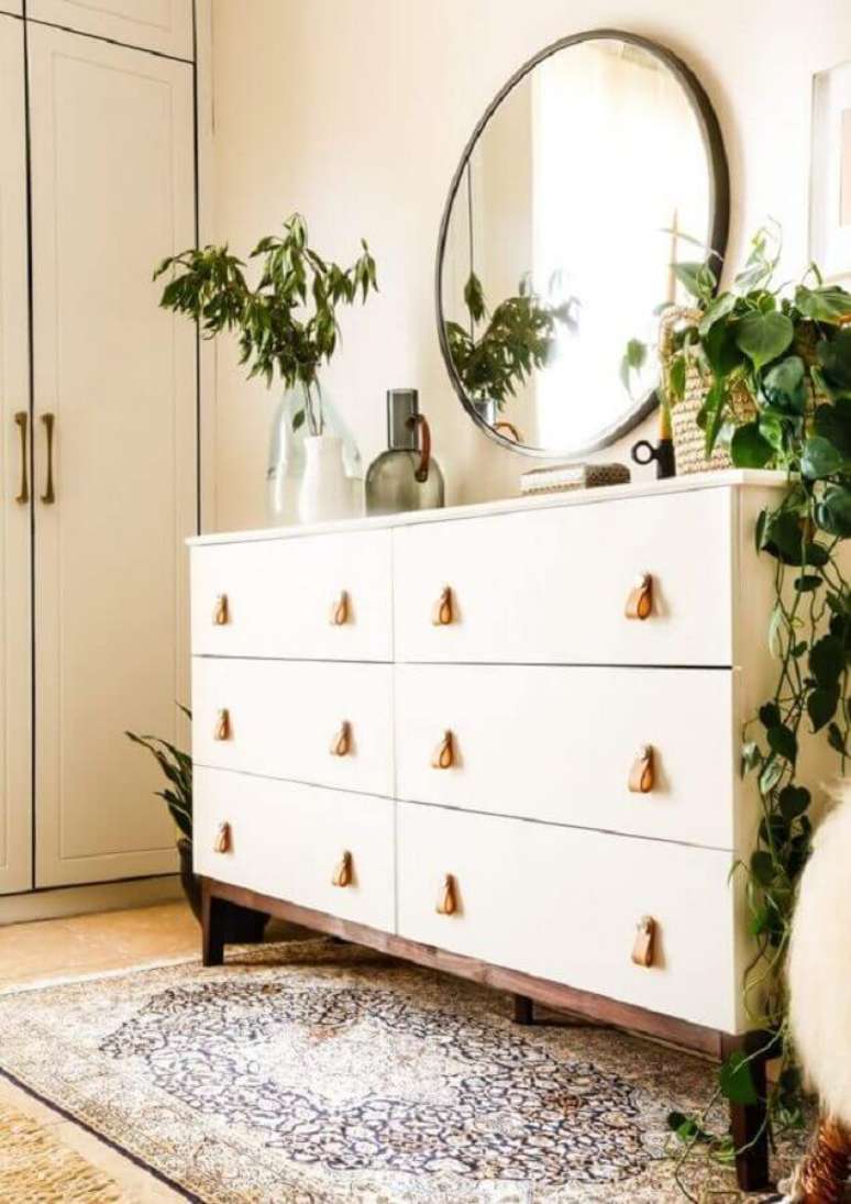 2. Cômoda branca para decoração de quarto com vasos de plantas e espelho redondo – Foto: Boho Deco Chic