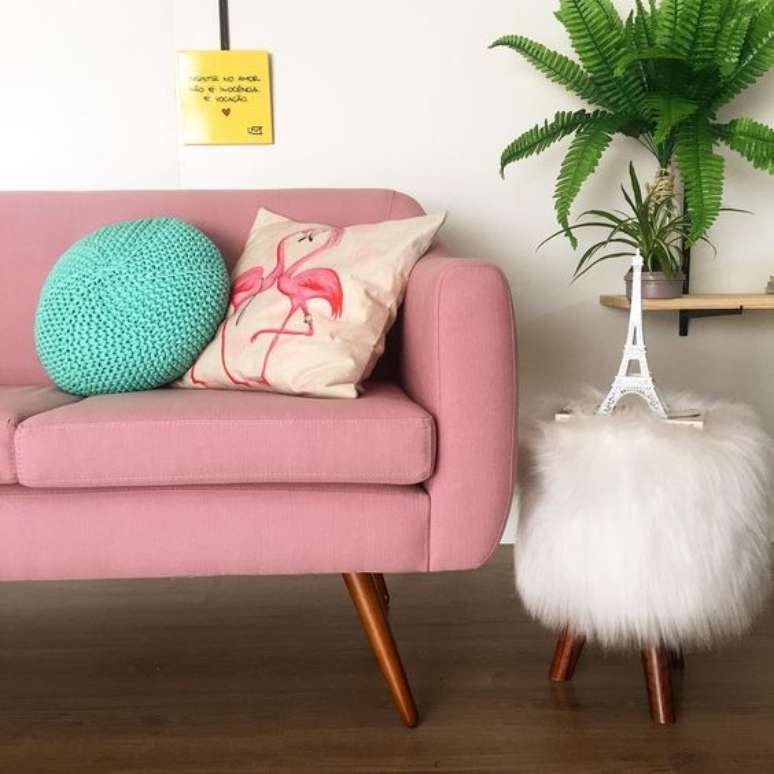 43. Sofá rosa com pé de palito – Foto Pinterest