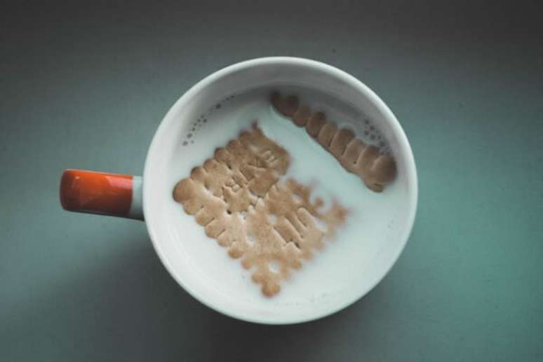 4. Ao fazer o pavê de chocolate evite deixar a bolacha maisena mergulhada no leite por muito tempo. Fonte: Andreia Friques
