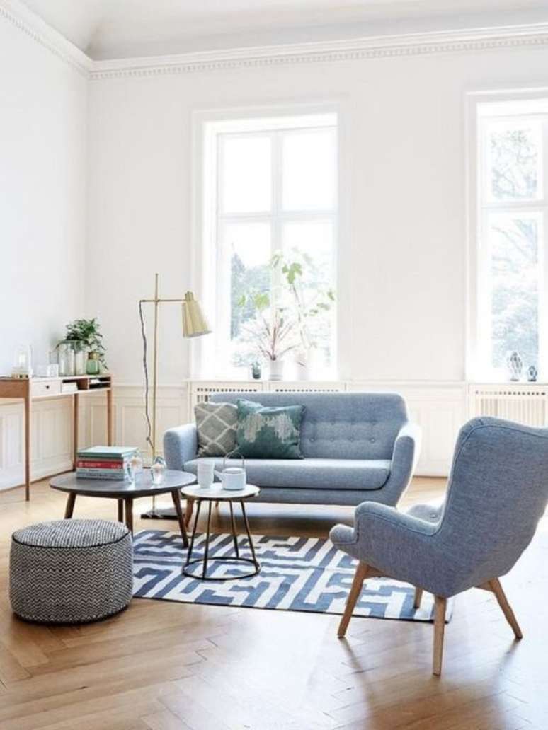 9. Sala azul com sofá pé palito e poltrona – Foto revista Vd