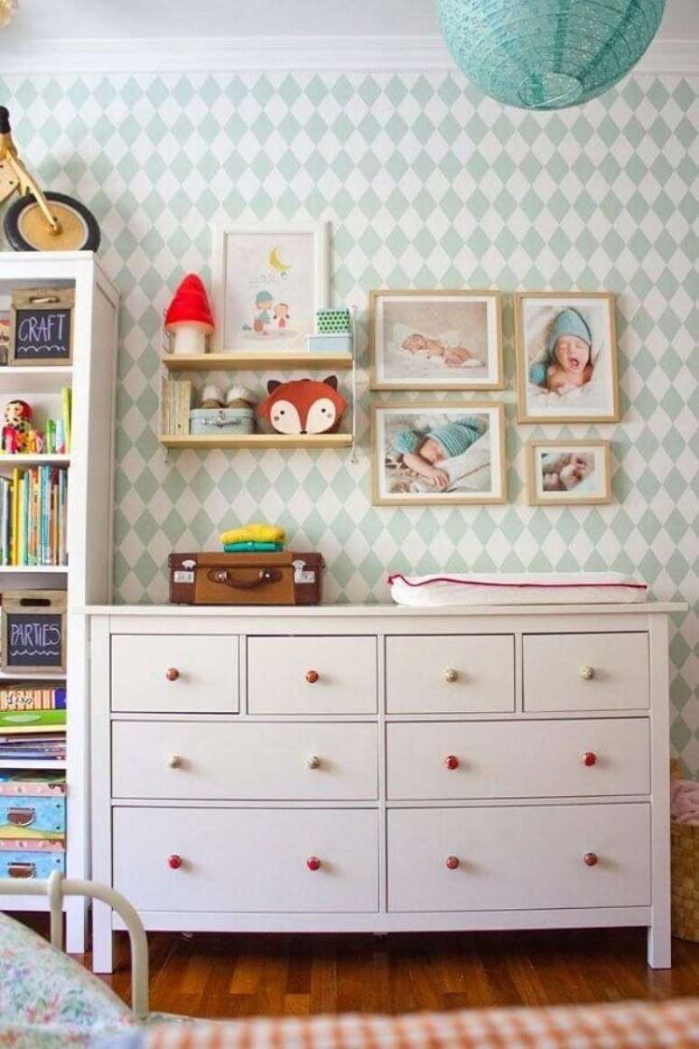 20. Cômoda branca para quarto de bebê com decoração simples – Foto: Apartment Therapy