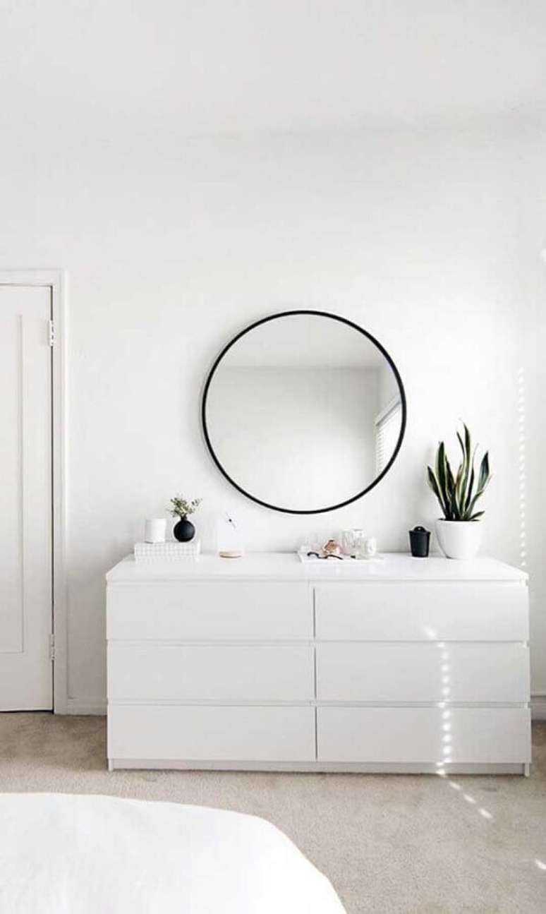 50. Decora&ccedil;&atilde;o minimalista para quarto com espelho redondo e c&ocirc;moda branca &ndash; Foto: Apartment Therapy