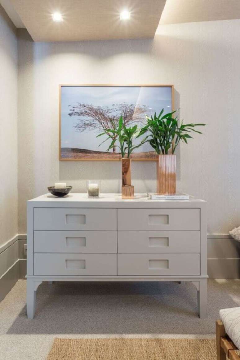 53. Hall de entrada decorado com c&ocirc;moda branca &ndash; Foto: Quartos Etc.