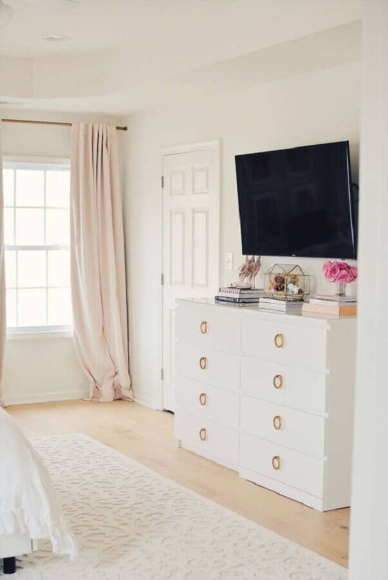 26. C&ocirc;moda branca para quarto grande decorado com TV na parede &ndash; Foto: Pinterest