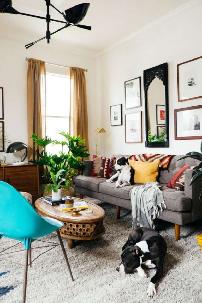 5. Sala com sofá retrô cinza e poltrona azul – Foto Pinterest