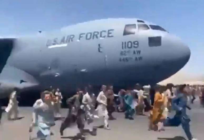 Civis invadiram pista do aeroporto de Cabul para tentar fugir do Afeganistão