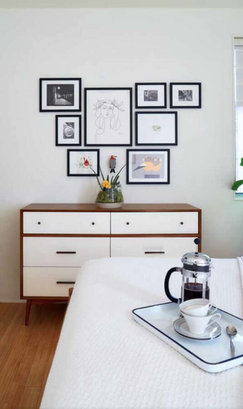 8. Decoração de quarto com cômoda retrô branca com madeira – Foto: Pinterest