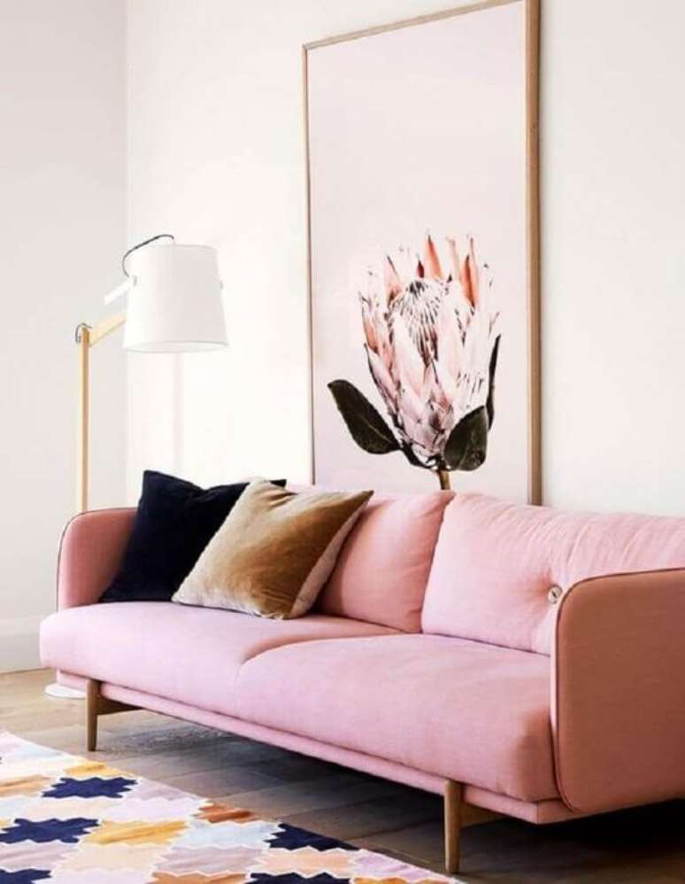 2. Sofá rosa com pé palito de madeira – Foto Revista Vd