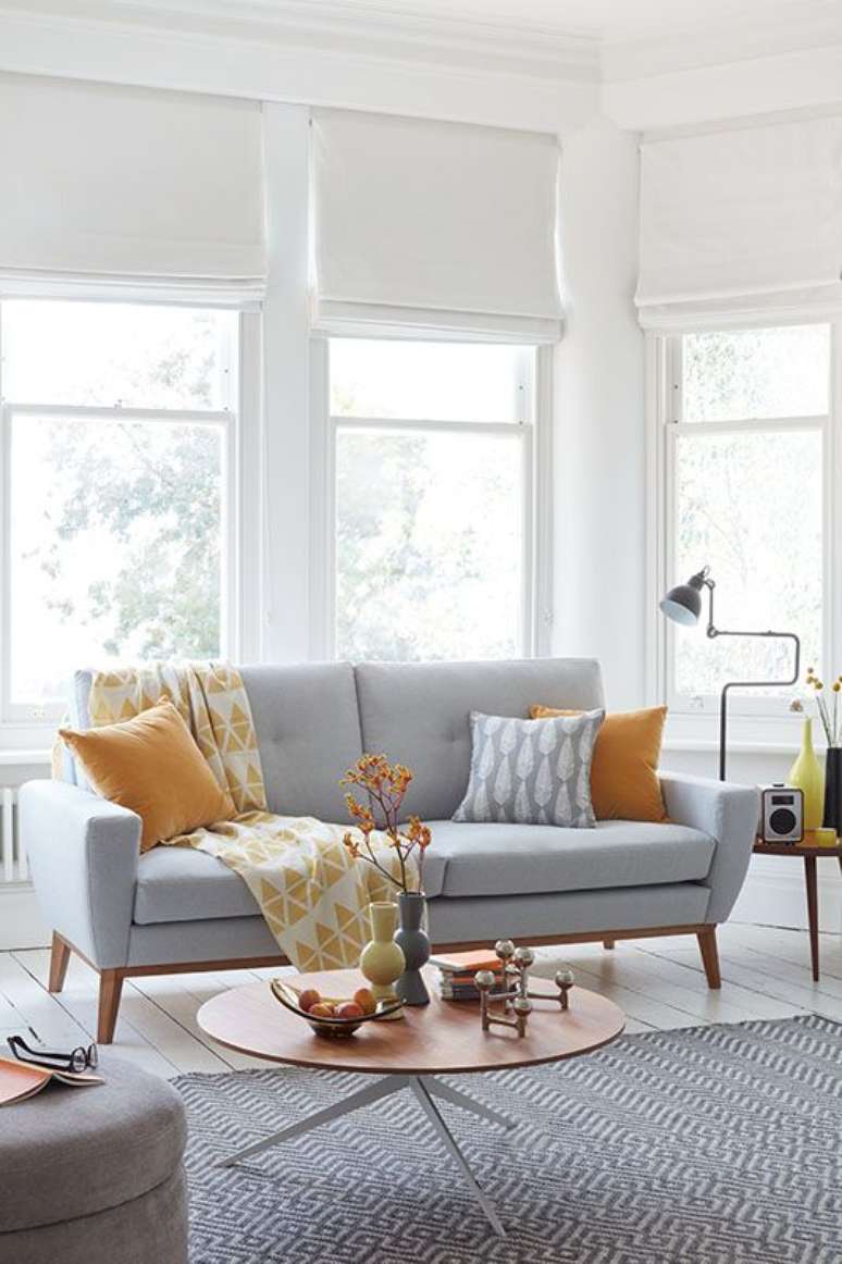 14. Sala com sofá pé palito cinza e almofadas coloridas – Foto Sofacom