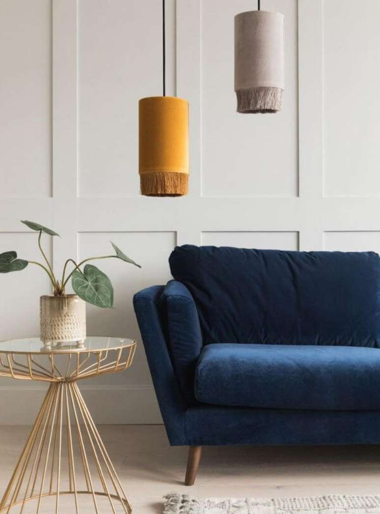 11. Sala branca com sofá pé palito azul marinho – Foto Pinterest