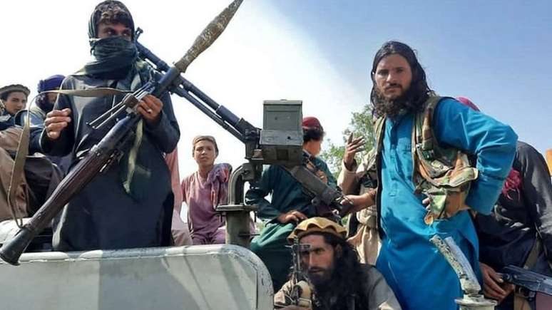 Talebã tomou a totalidade do território afegão neste domingo