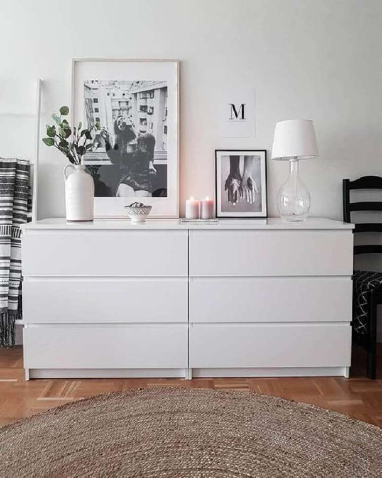 38. Decora&ccedil;&atilde;o com tapete redondo r&uacute;stico e abajur de vidro para c&ocirc;moda branca &ndash; Foto: Pinterest