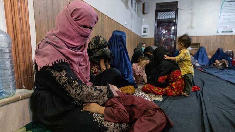 Mulheres com crianças buscam refúgio em mesquita em Cabul