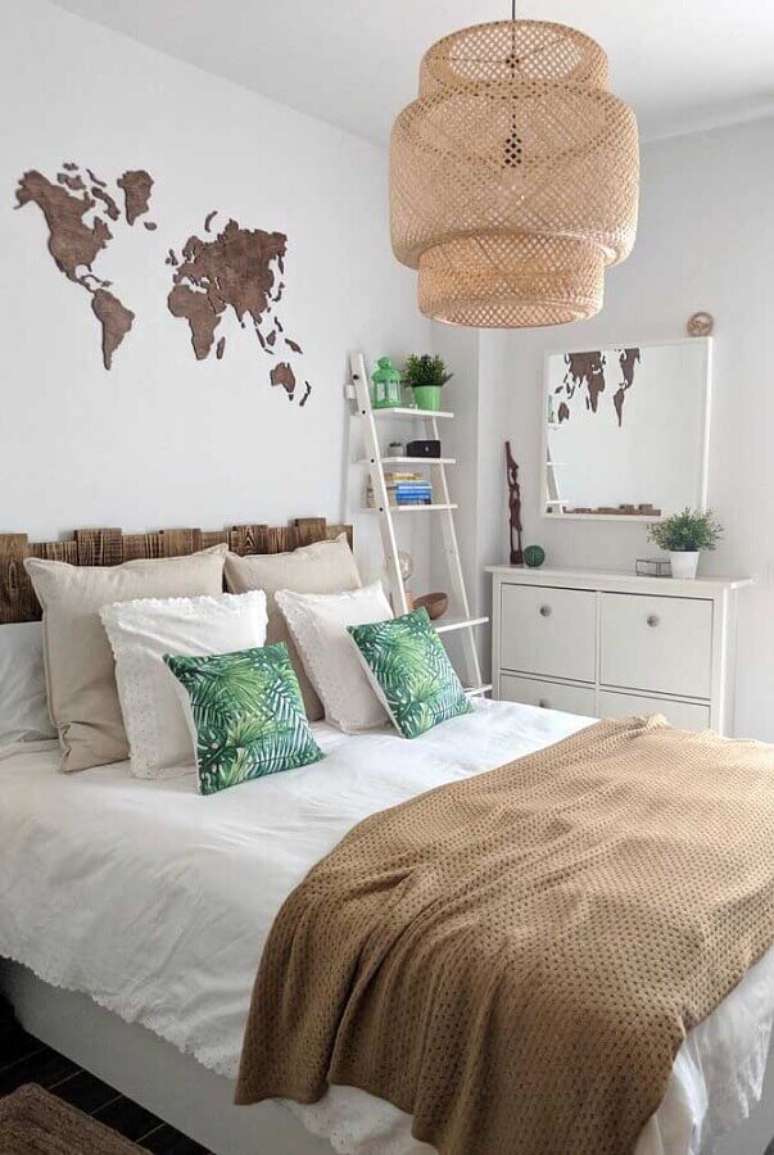 22. Cômoda branca para quarto de casal decorado com lustre rústico e cabeceira de madeira – Foto: Pinterest