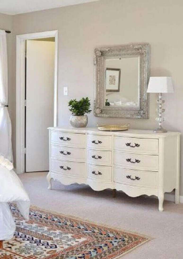 4. Decoração clássica para quarto com cômoda retrô branca e espelho de parede – Foto: Pinterest