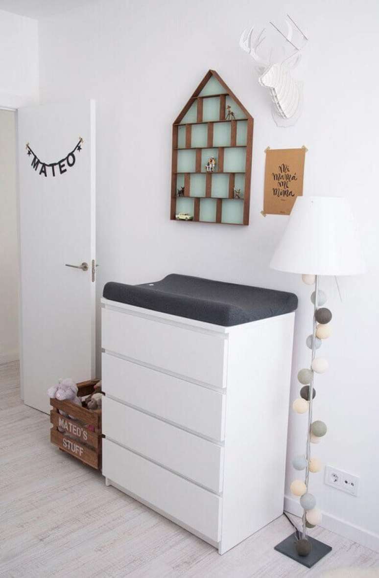 51. Decoração para quarto de bebê com cômoda alta branca com trocador – Foto: Pinterest