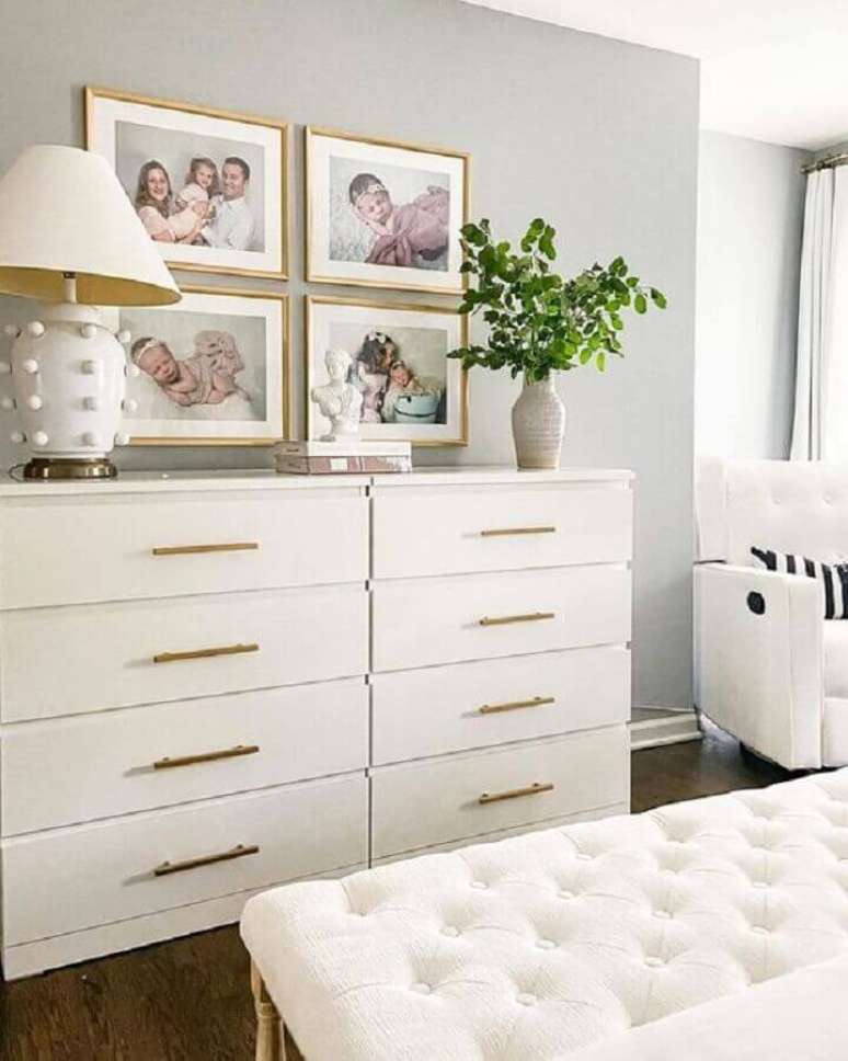 47. Decoração em cores claras para quarto de casal com cômoda alta branca – Foto: Apartment Therapy