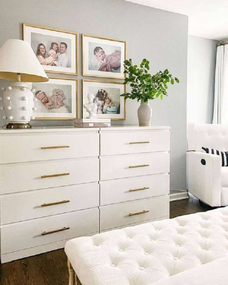 47. Decora&ccedil;&atilde;o em cores claras para quarto de casal com c&ocirc;moda alta branca &ndash; Foto: Apartment Therapy