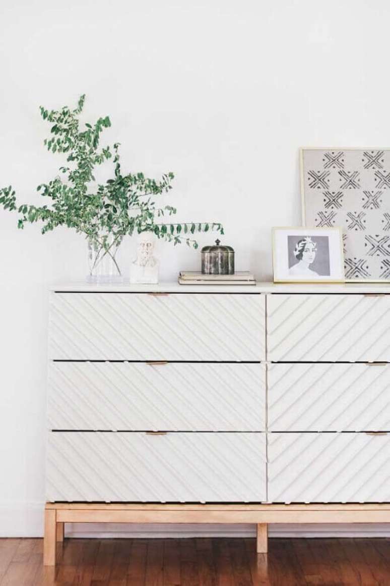 48. Decoração minimalista com cômoda branca com pés de madeira – Foto: Pinterest