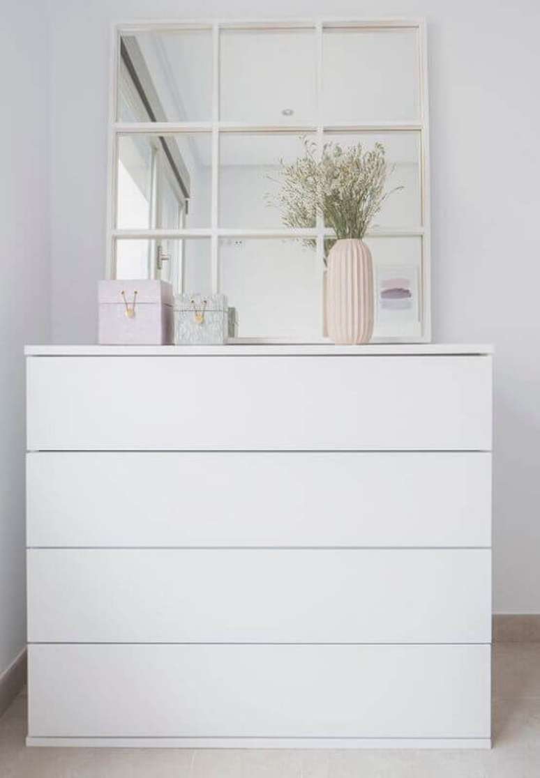 49. Decoração minimalista com espelho quadrado e cômoda branca – Foto: Pinterest