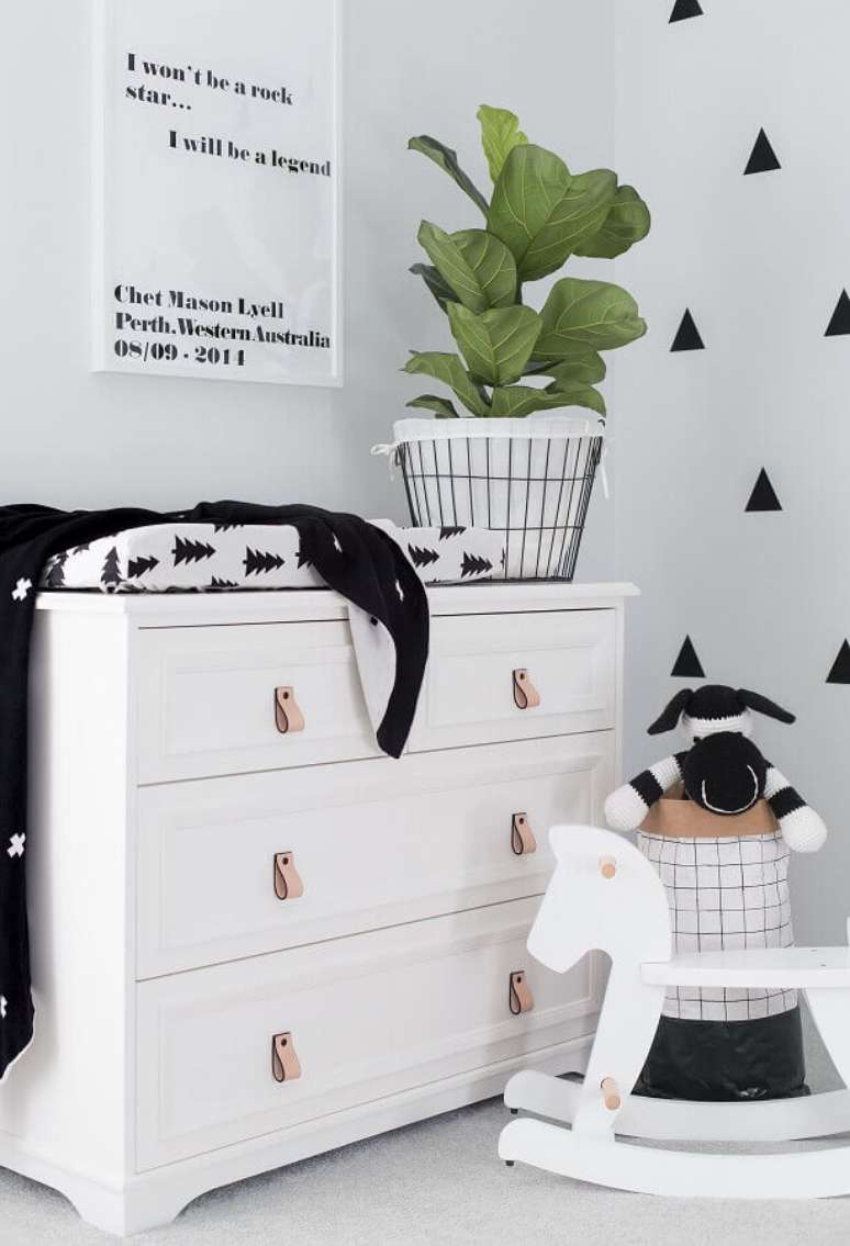 45. Decoração de quarto infantil com cavalinho de madeira e cômoda branca – Foto: Pinterest