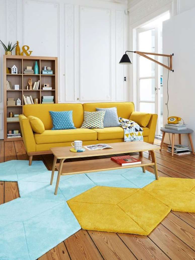 23. Sala retrô com sofá amarelo pé palito – Foto Micasa Revista