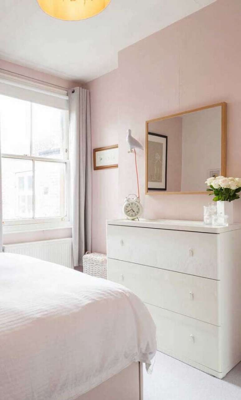 59. Quarto rosa claro decorado com cômoda branca e espelho de parede – Foto: Pinterest