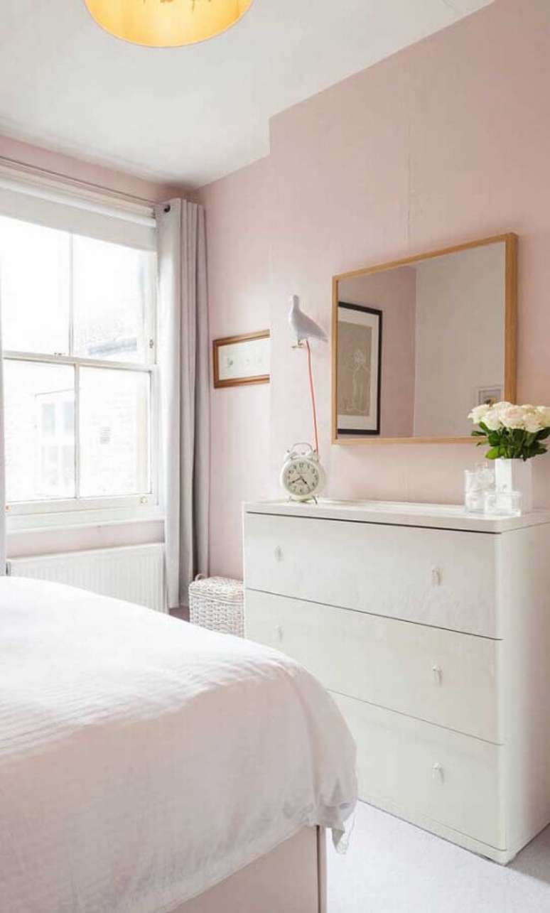 59. Quarto rosa claro decorado com c&ocirc;moda branca e espelho de parede &ndash; Foto: Pinterest