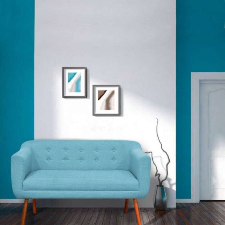 28. Sofá azul com pé de palito e decoração sofisticada – Foto Pinterest