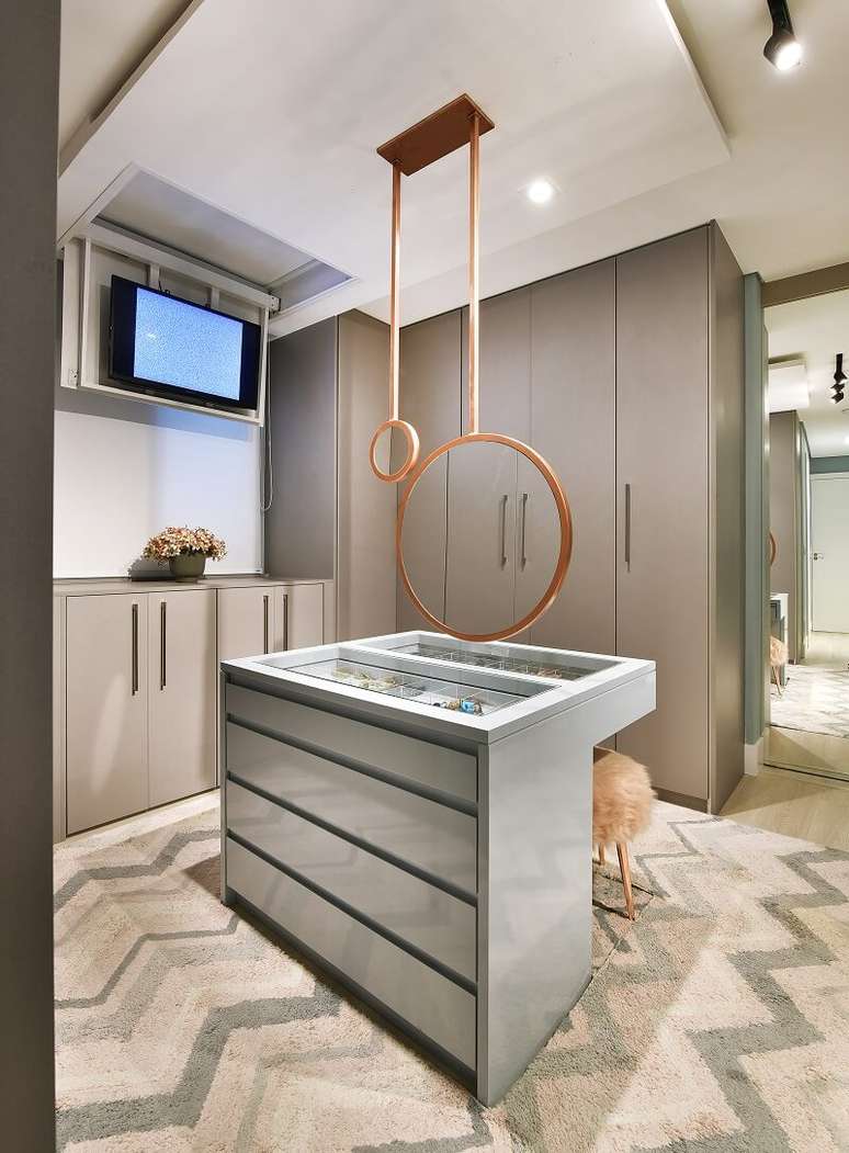 14. A ilha central do closet organiza acess&oacute;rios e bijuterias. Foto: Sidney Doll