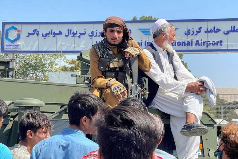 Combatente do Taliban senta em cima de veículo blindado do lado de fora do Aeroporto Internacional Hamid Karzai, em Cabul, no Afeganistão
16/08/2021 REUTERS/Stringer