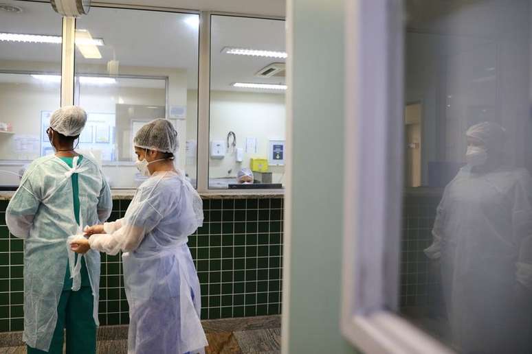 Profissionais de saúde ajustam trajes de proteção em hospital do Rio de Janeiro
18/06/2021 REUTERS/Pilar Olivares