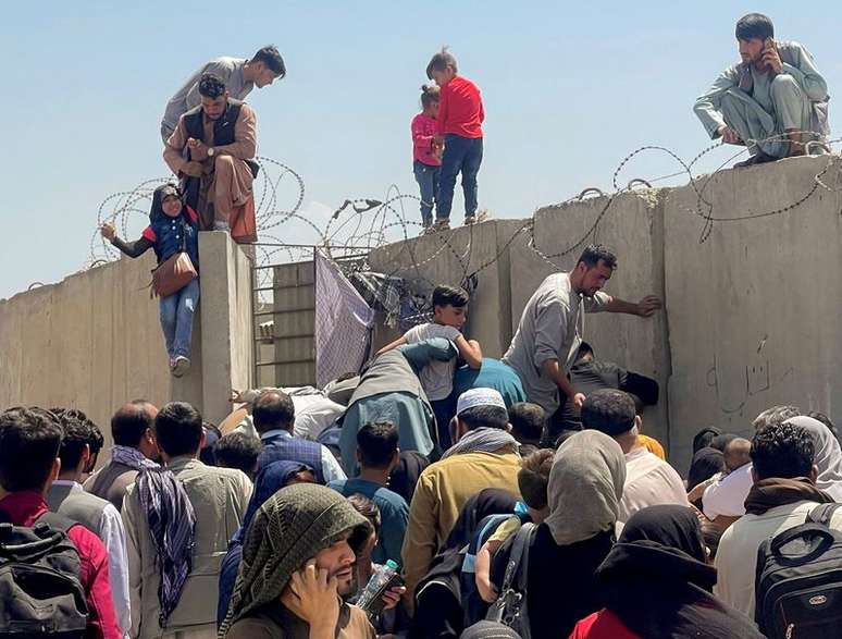 Homem puxa menina para entrar no aeroporto de Cabul, no Afeganistão
16/08/2021
REUTERS/Stringer
