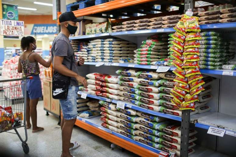 Consumidores compram arroz em supermercado no Rio de Janeiro (RJ) 
10/09/2020
REUTERS/Pilar Olivares