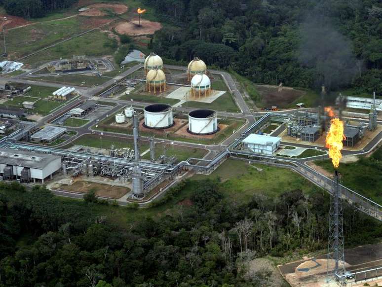 Vista a&eacute;rea da Petrobras, empresa de petr&oacute;leo e g&aacute;s natural, na Amaz&ocirc;nia. 
06/12/2004 
REUTERS/Jamil Bittar