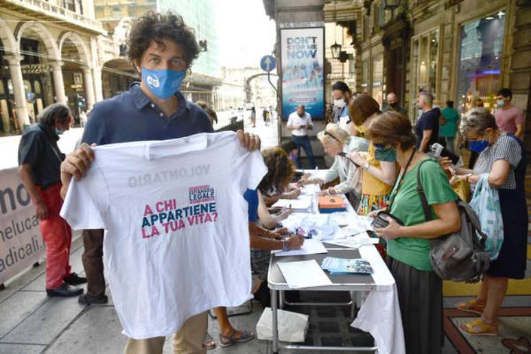 Ativista Marco Cappato segura camiseta de campanha pró-eutanásia na Itália