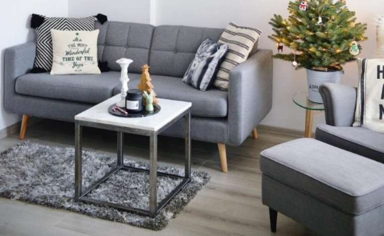 46. Sala retrô com sofá pé de palito e móveis modernos – Foto Pinterest