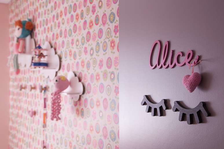 Detalhe feito em croch&ecirc; na porta de quarto decorado