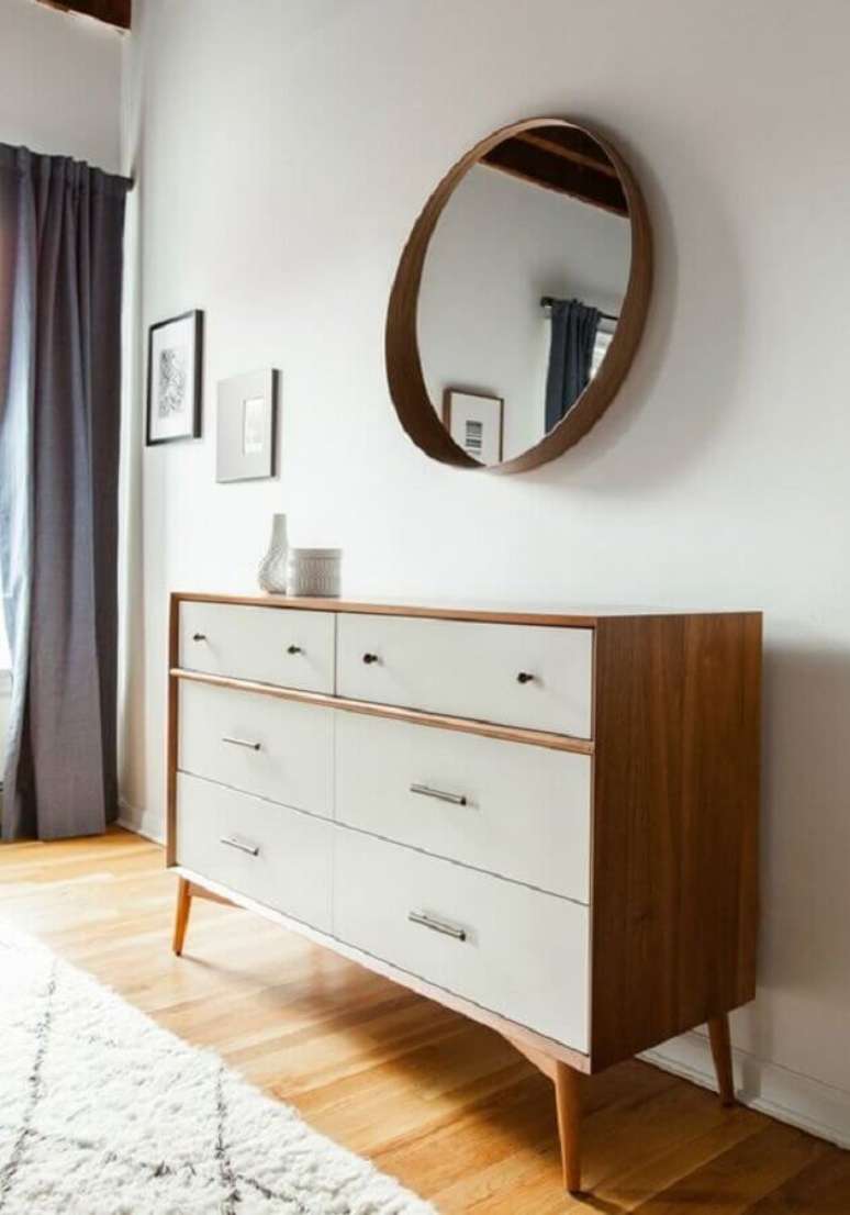 42. Decoração de quarto com espelho redondo e cômoda branca com madeira – Foto: Home Fashion Trend