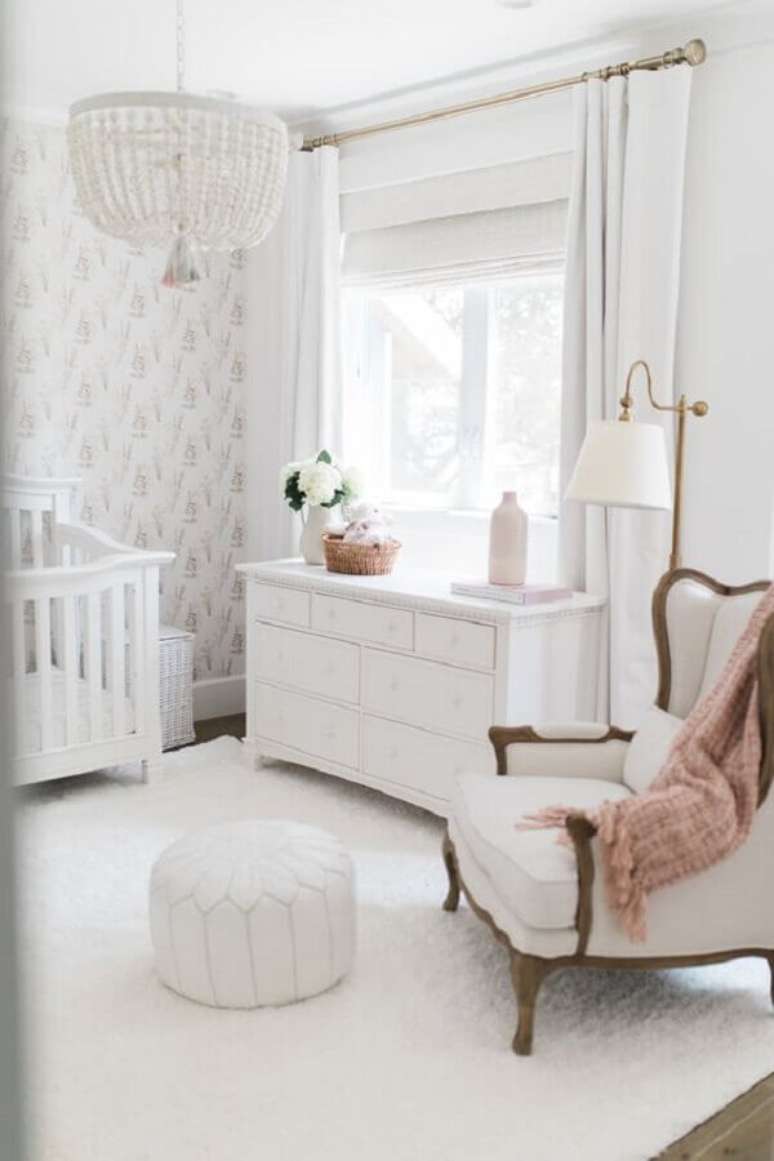 21. Cômoda branca para quarto de bebê decorado com poltrona provençal e lustre redondo – Foto: Ali Manno