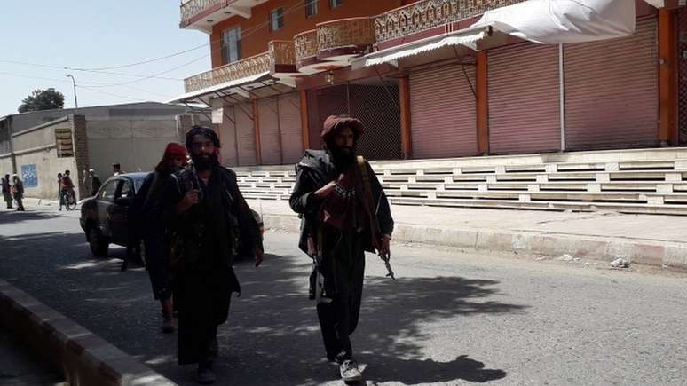 Combatentes do Talebã após ocupação da província de Gázni, em 12 de agosto