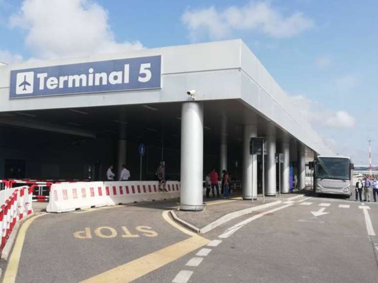 Avião chegou no terminal 5 do Aeroporto Leonardo da Vinci