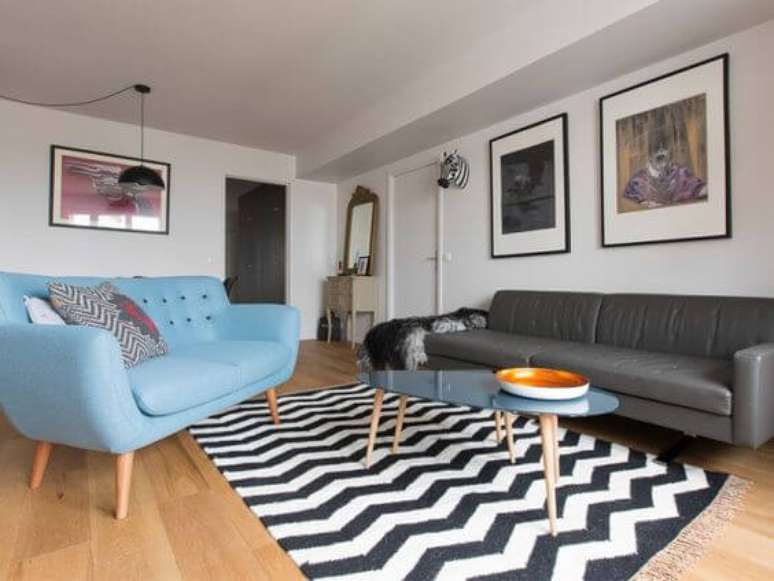 19. Sala de estar com tapete chevron preto e branco e sofá pé palito – Foto Maison Apart