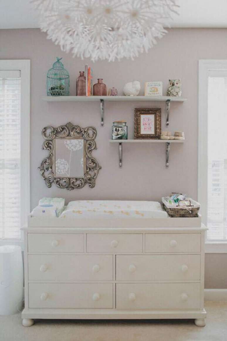 15. Cômoda branca baixa com trocador para decoração de quarto de bebê em cores claras – Foto: Pinterest